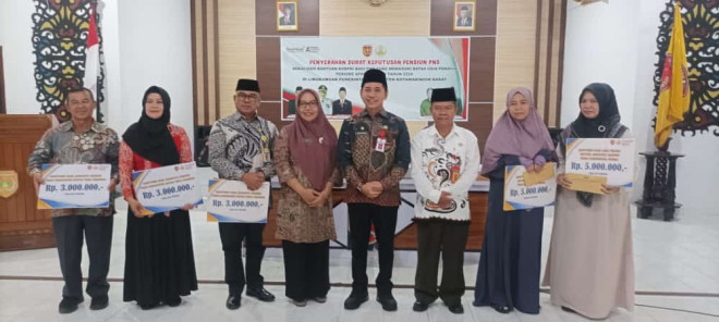Pemkab Kobar Serahkan SK Pensiun ASN Periode April s/d Juni
