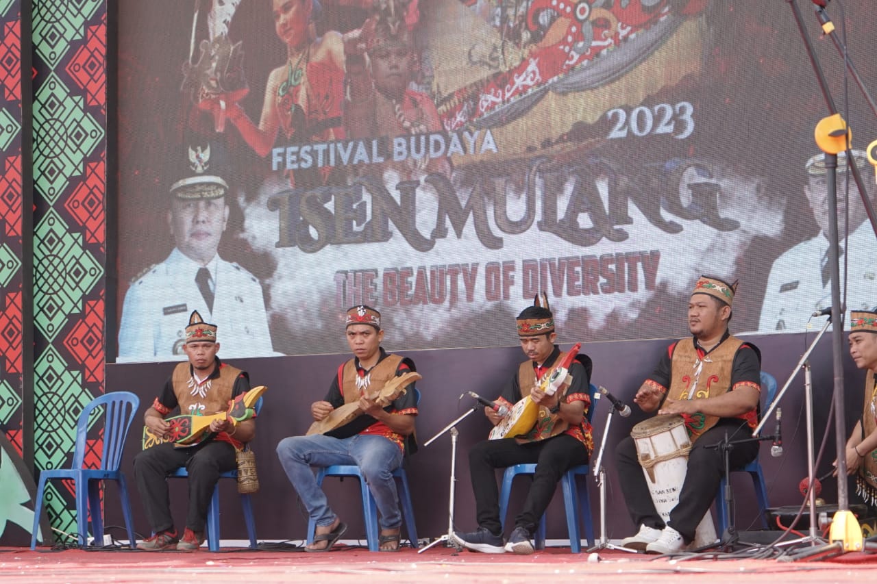 Lomba Karungut, Seni Budaya Bertutur dengan Iringan Musik Tradisional Pikat Penonton di FBIM 2023