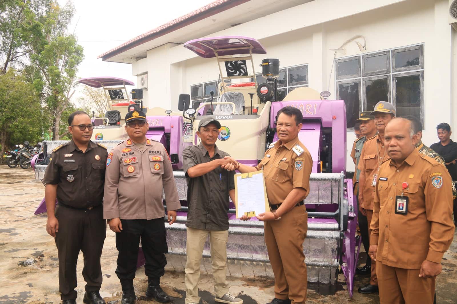 Pemkab Seruyan Serahkan 4 Unit Combine Harvester kepada Brigade Pangan