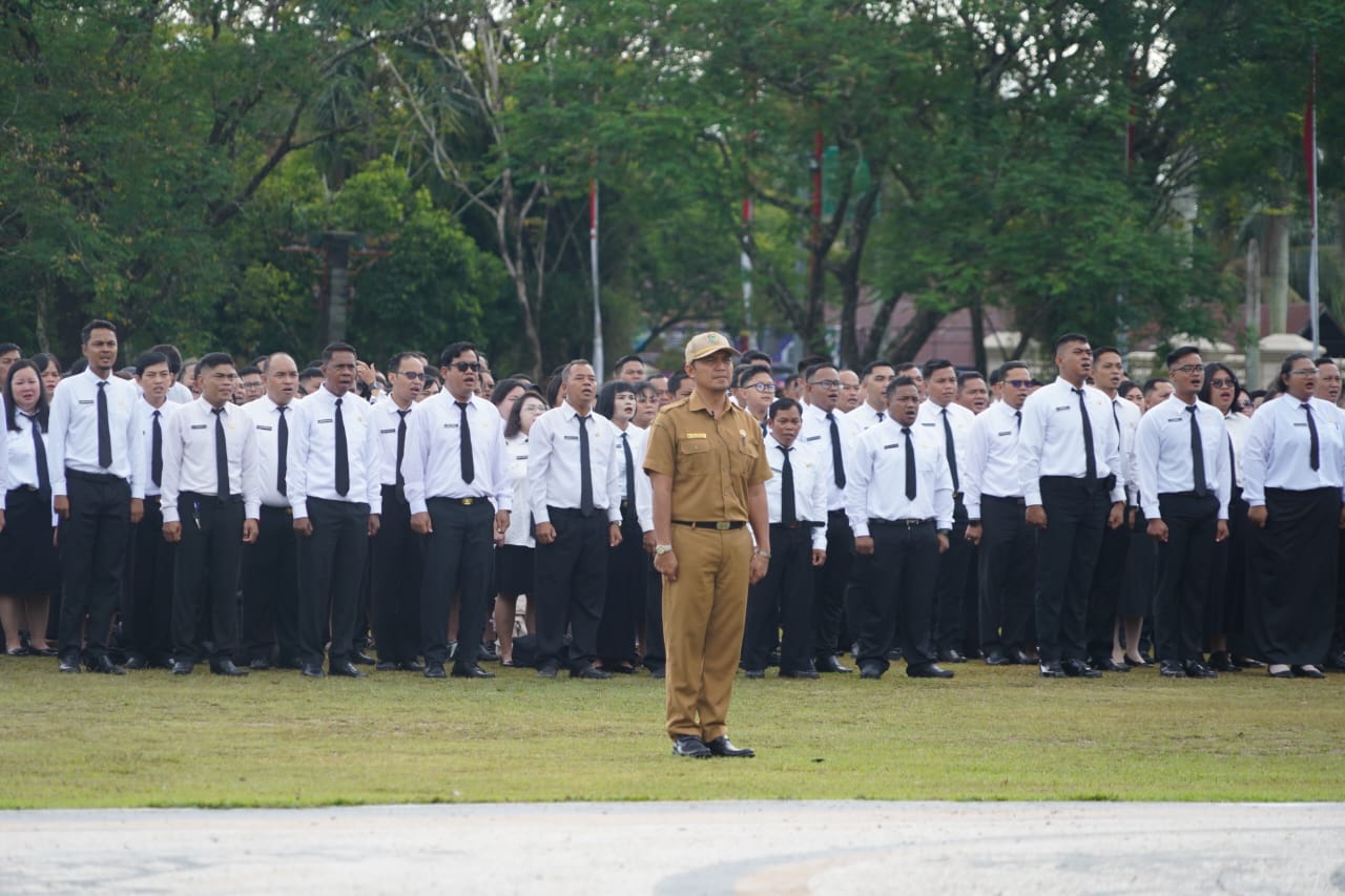 Plt. Sekda Leonard S. Ampung Tekankan Disiplin, Dedikasi, dan Etika ASN pada Apel CPNS dan PPPK Periode I TA 2024