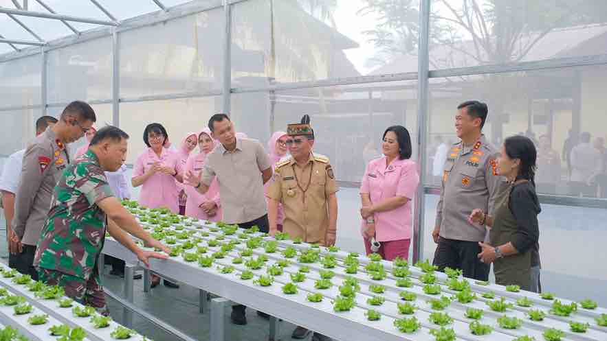 Perkuat Ketahanan Pangan, Gubernur Agustiar Sabran Tinjau Inovasi Green House SPPG Polda Kalteng