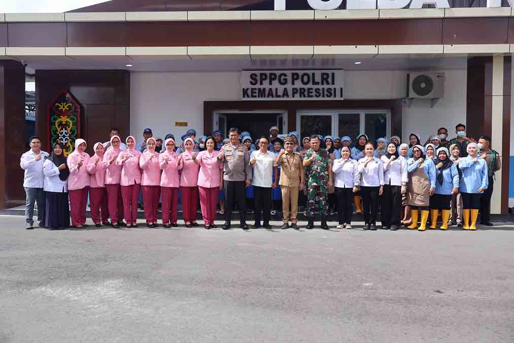 Perkuat Ketahanan Pangan, Gubernur Agustiar Sabran Tinjau Inovasi Green House SPPG Polda Kalteng