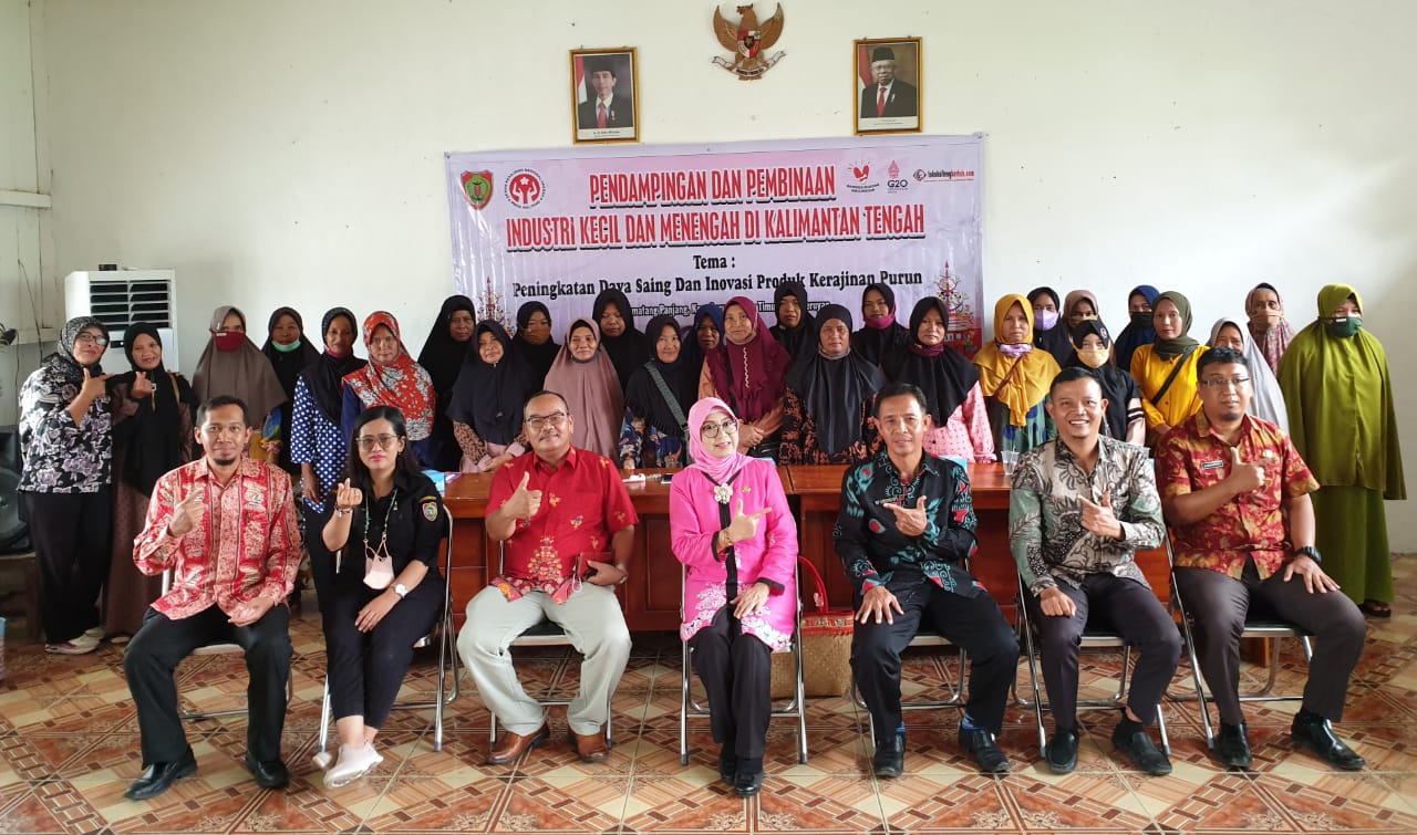Ketua Harian Dekranasda Aster Bonawaty Buka Bimtek Peningkatkan Daya Saing dan Inovasi Produk Kerajinan Purun di Kabupaten Seruyan