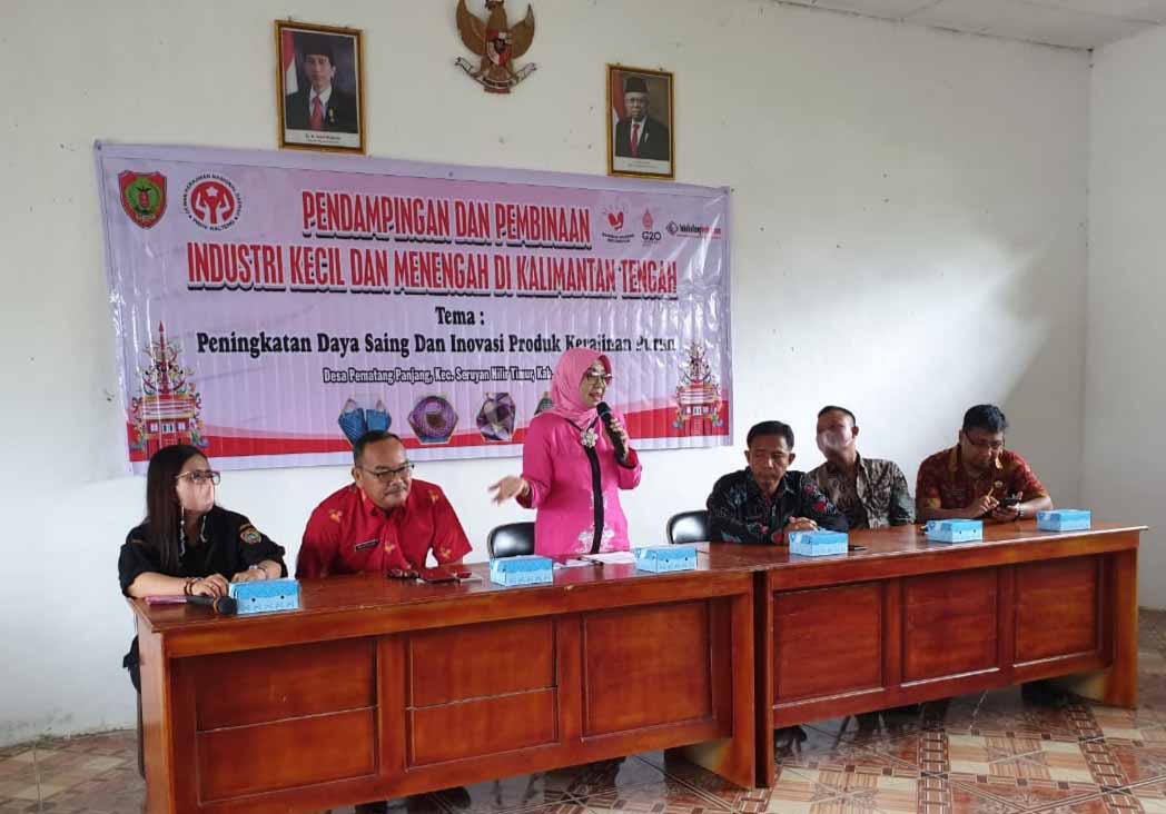 Ketua Harian Dekranasda Aster Bonawaty Buka Bimtek Peningkatkan Daya Saing dan Inovasi Produk Kerajinan Purun di Kabupaten Seruyan