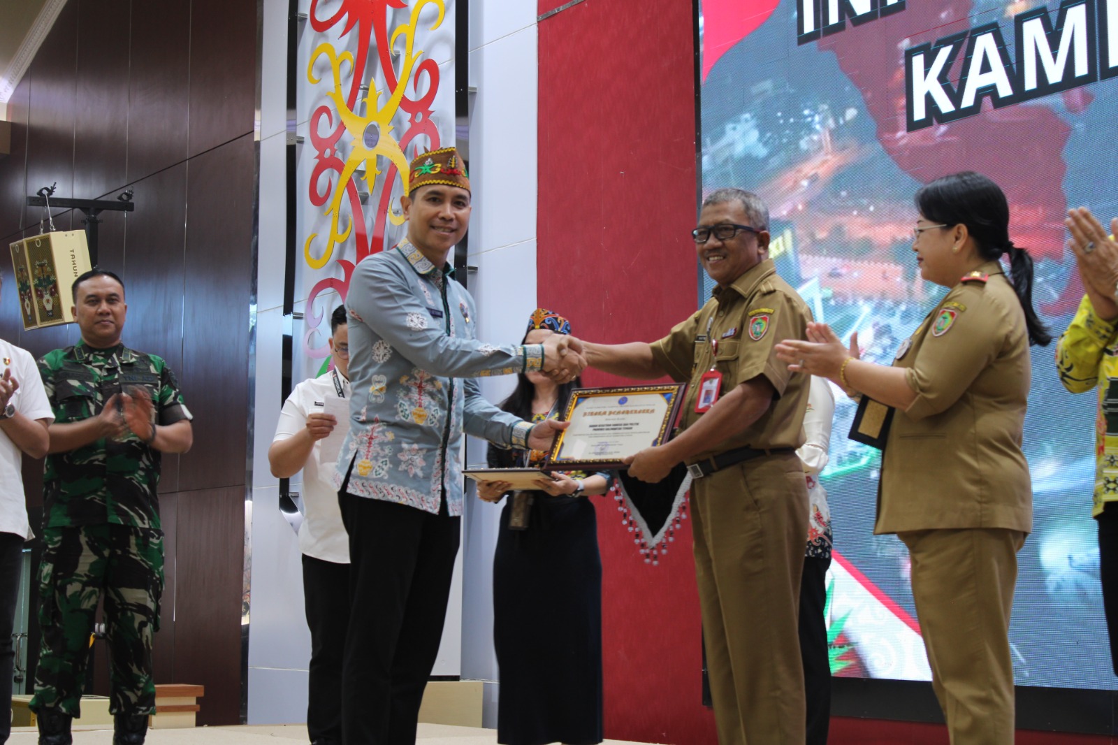 Kepala Badan Kesbangpol Terima Penghargaan dari BNN Prov. Kalteng