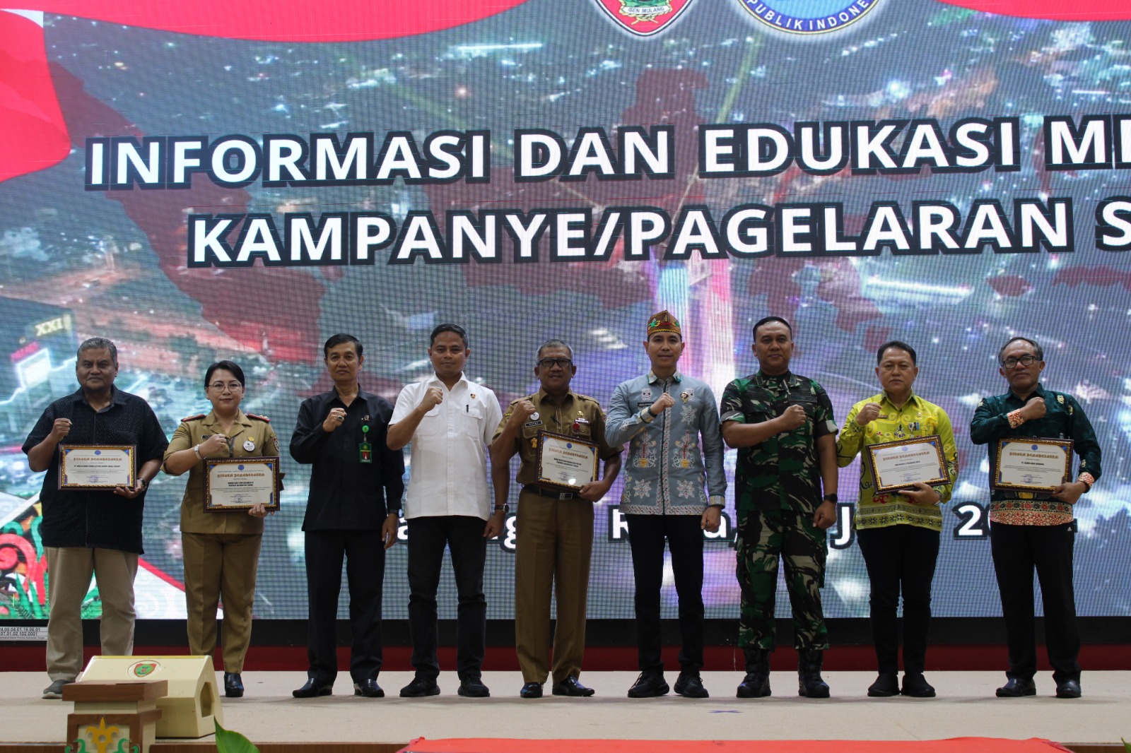 Kepala Badan Kesbangpol Terima Penghargaan dari BNN Prov. Kalteng