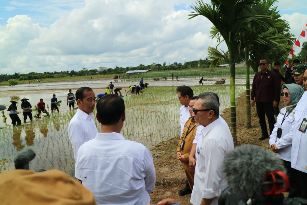 Gubernur Kalteng H. Sugianto Sabran Dampingi Presiden RI Kunjungi Lahan Pertanian di Desa Bapeang Kecamatan Mentawa Baru Ketapang, Kotim