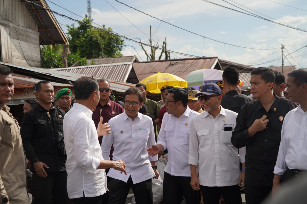 Gubernur Sugianto Sabran Dampingi Presiden Meninjau Harga di Pasar Pata Katingan