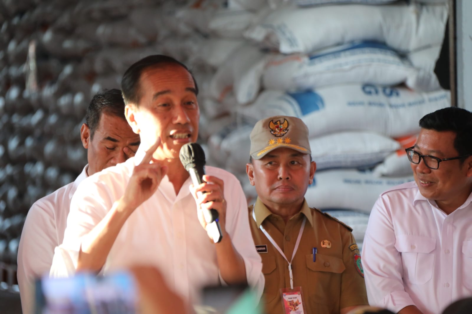 Presiden Joko Widodo Tinjau Stok Beras dan Salurkan Bantuan Pangan Cadangan Beras Pemerintah di Gudang Perum BULOG Palangka Raya