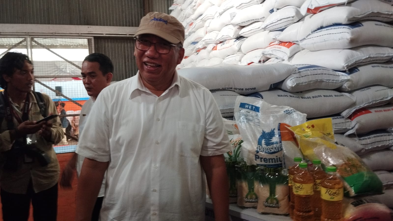 Presiden Joko Widodo Tinjau Stok Beras dan Salurkan Bantuan Pangan Cadangan Beras Pemerintah di Gudang Perum BULOG Palangka Raya