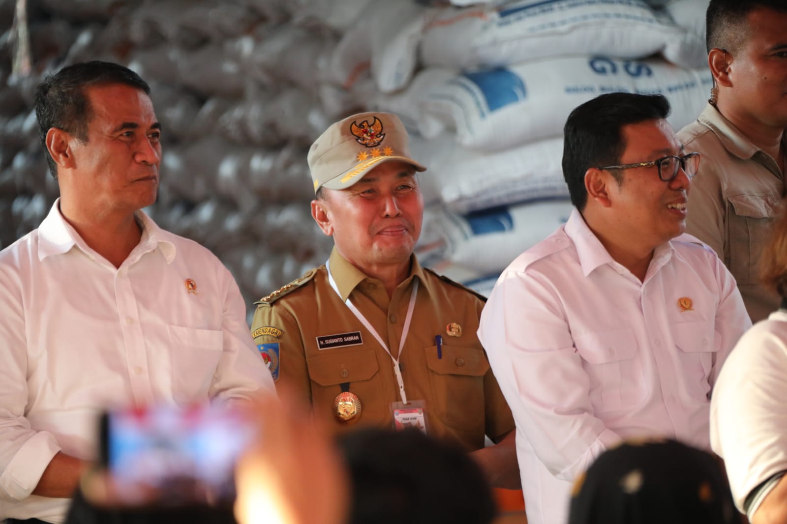 Presiden Joko Widodo Tinjau Stok Beras dan Salurkan Bantuan Pangan Cadangan Beras Pemerintah di Gudang Perum BULOG Palangka Raya