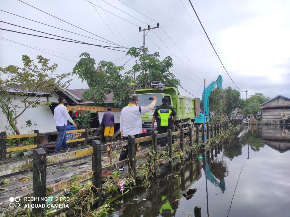 Tumpukan Sampah Sangkut di Jembatan GM Arsyad, DLH Kobar Berhasil Angkut 15 Ton Sampah