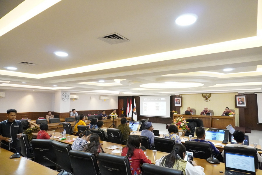 Kepala Bappedalitbang Sampaikan Paparan Evaluasi Raperda RPJPD Prov. Kalteng Tahun 2025- 2045