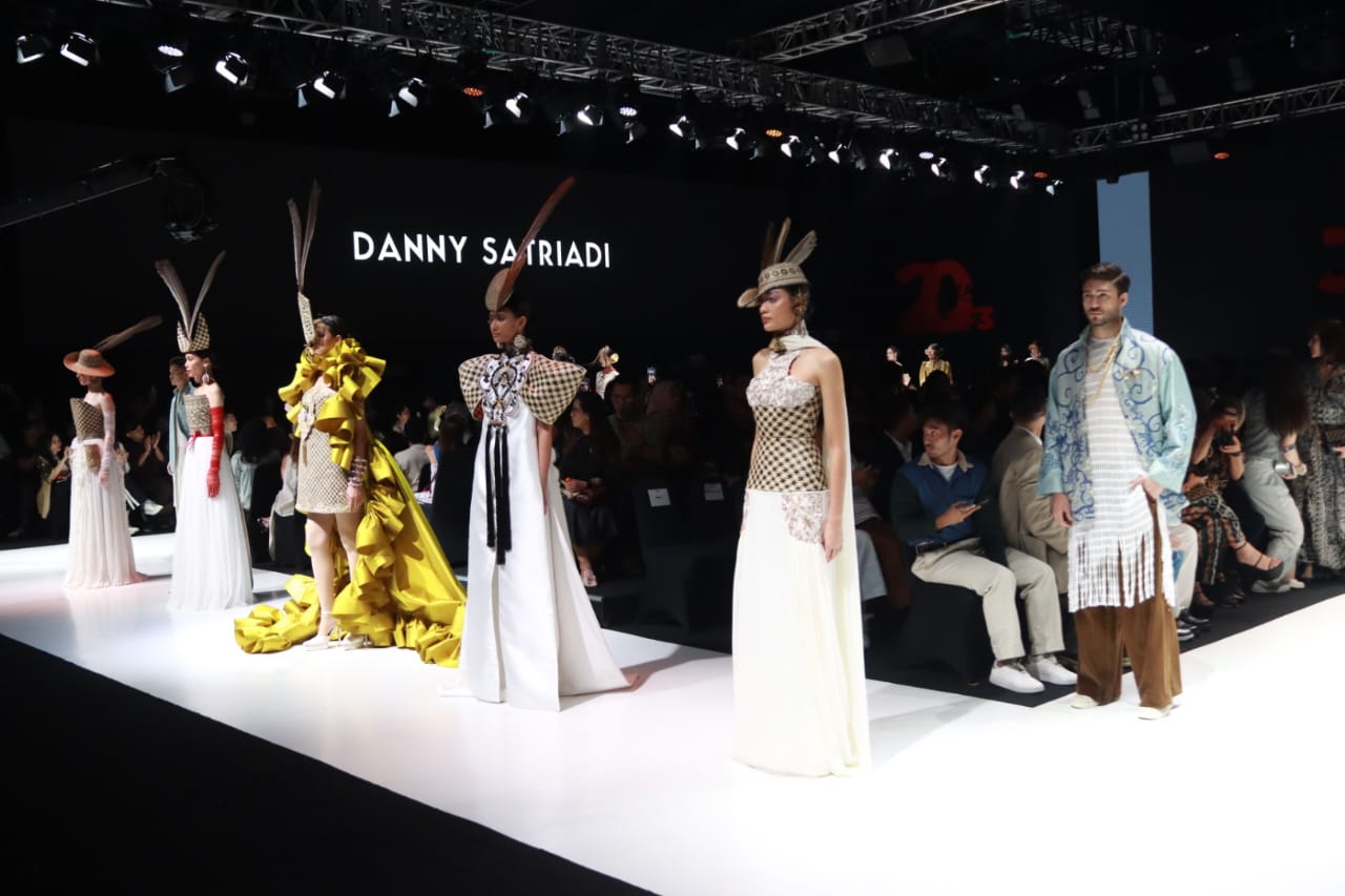 Hadiri Fashion Show Wastra Kalteng, Ketua Dekranasda Ivo Sugianto Sabran : Sebagai Masyarakat Kalteng Saya Bangga