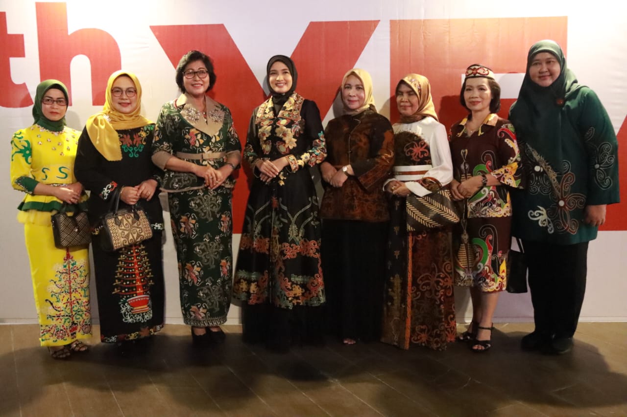 Hadiri Fashion Show Wastra Kalteng, Ketua Dekranasda Ivo Sugianto Sabran : Sebagai Masyarakat Kalteng Saya Bangga