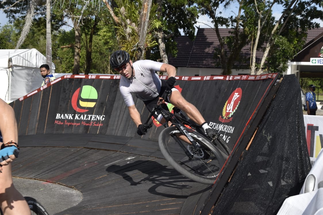 Gubernur Kalteng Pantau Top Raider Latihan Resmi di Sirkuit Perlintasan UCI MTB Eliminator Word Cup 2022 