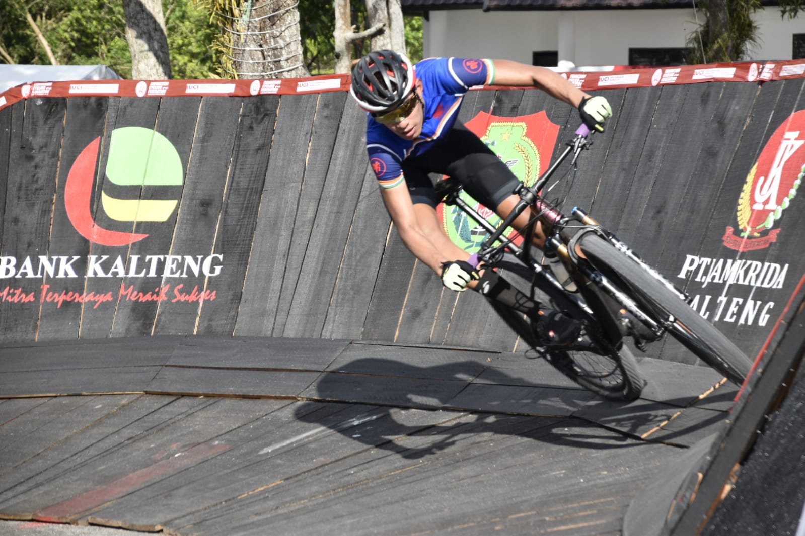 Gubernur Kalteng Pantau Top Raider Latihan Resmi di Sirkuit Perlintasan UCI MTB Eliminator Word Cup 2022 