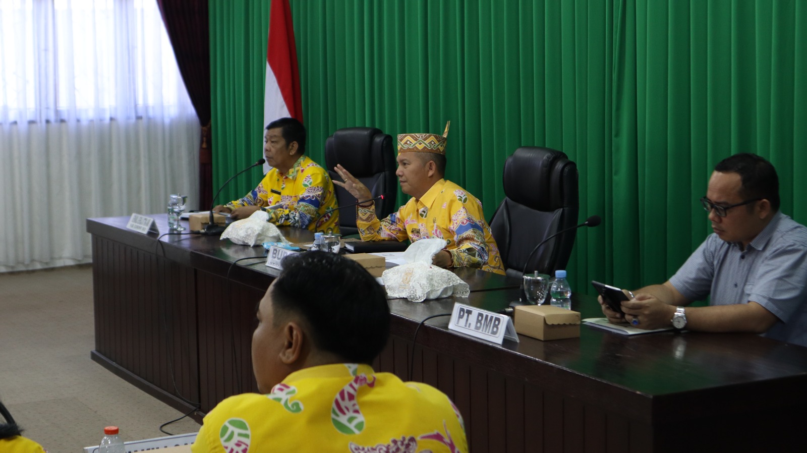 Bupati Gumas Jaya S. Monong Pimpin Rapat Mediasi antara PT. BMB dengan Koperasi Mitra