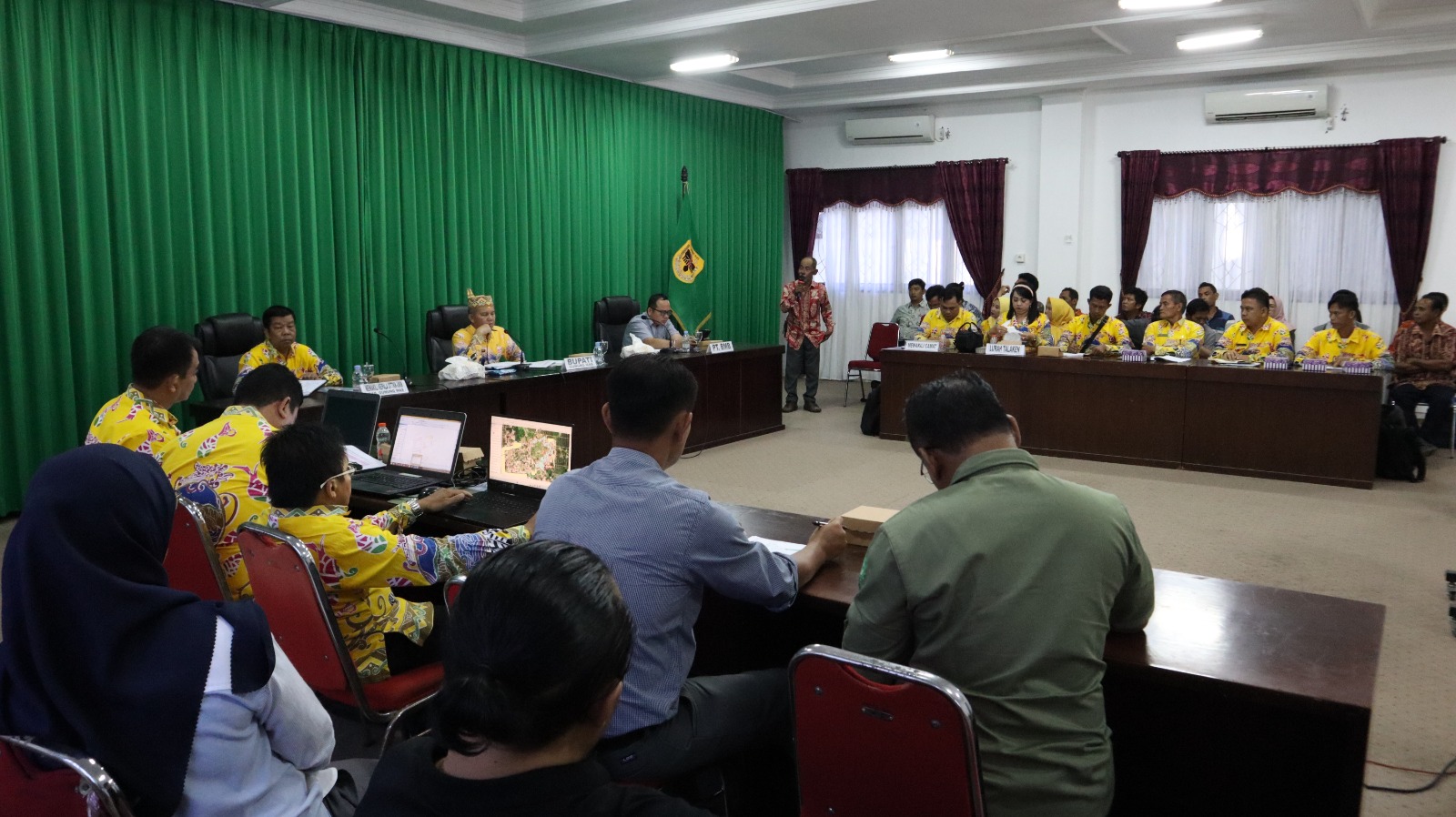 Bupati Gumas Jaya S. Monong Pimpin Rapat Mediasi antara PT. BMB dengan Koperasi Mitra