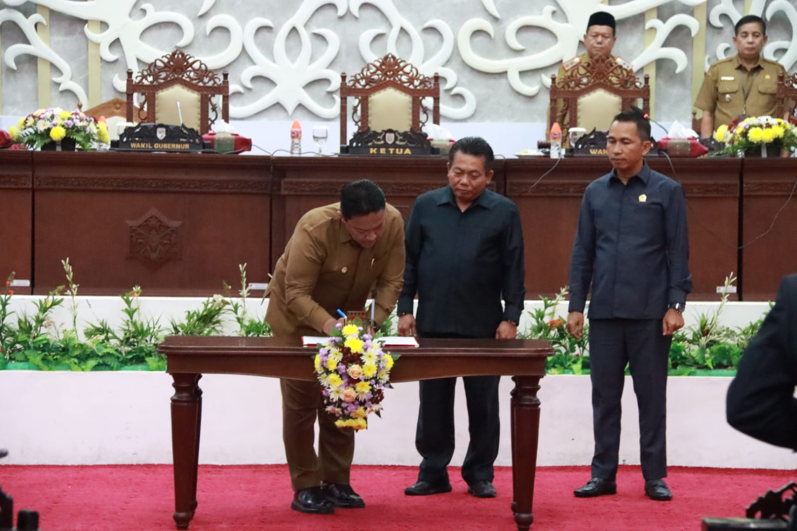 Hadiri Rapur ke-16 Penutupan Masa Persidangan II Tahun Sidang 2024, Wagub H. Edy Pratowo Tandatangani Nota Kesepakatan Dua Raperda Prov. Kalteng