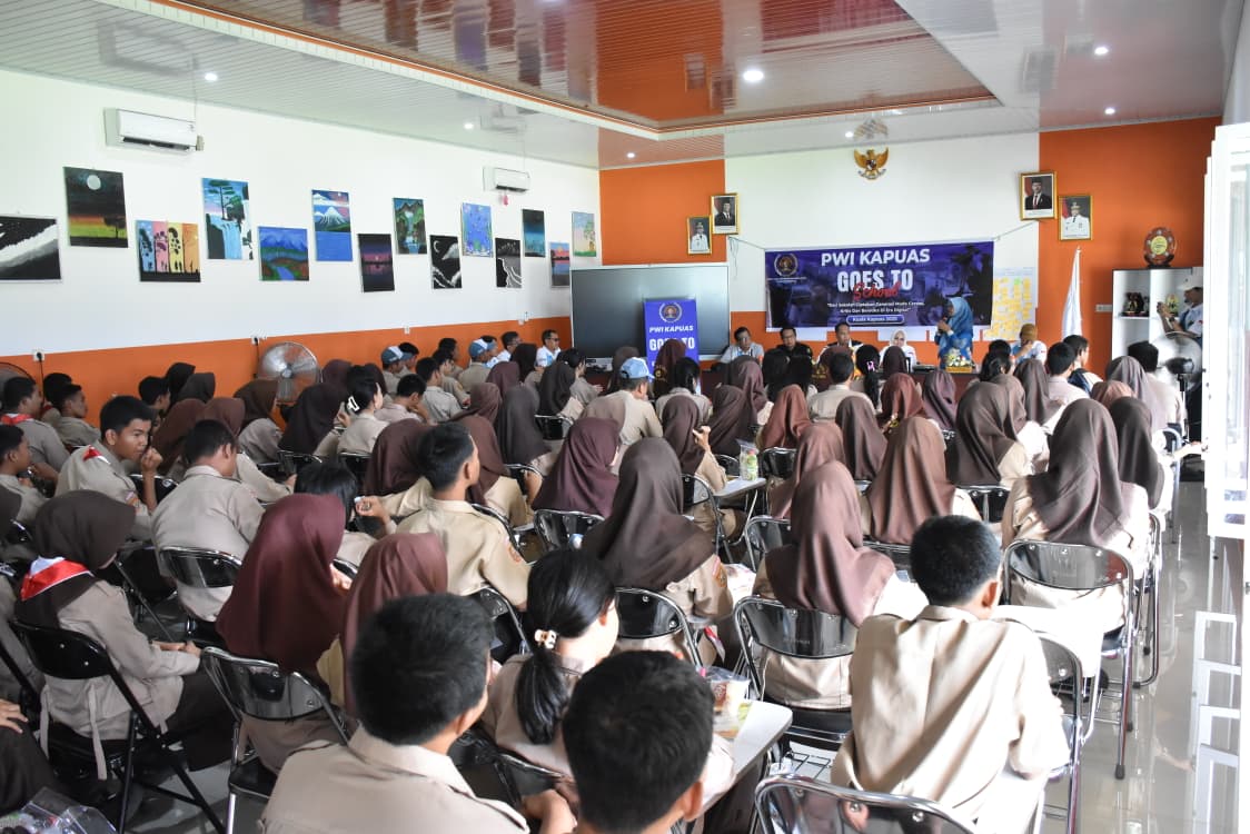 PWI Kapuas Gandeng Diskominfosantik Kapuas Gelar Program Goes To School di SMKN 1 Kuala Kapuas
