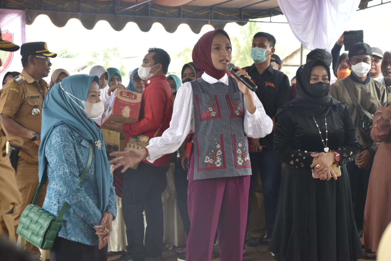 Peduli Atasi Stunting, Ketua TP PKK Ivo Sugianto Sabran Serahkan Bantuan Makanan Tambahan Untuk Anak di Hanau