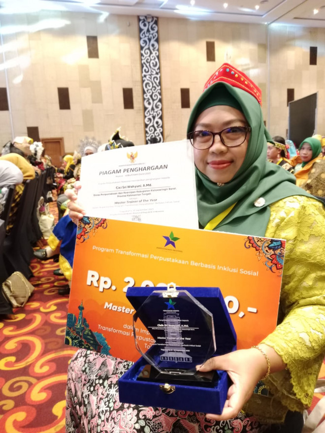 ASN Dispursip Kobar Terima Penghargaan Master Trainer of The Year 2023