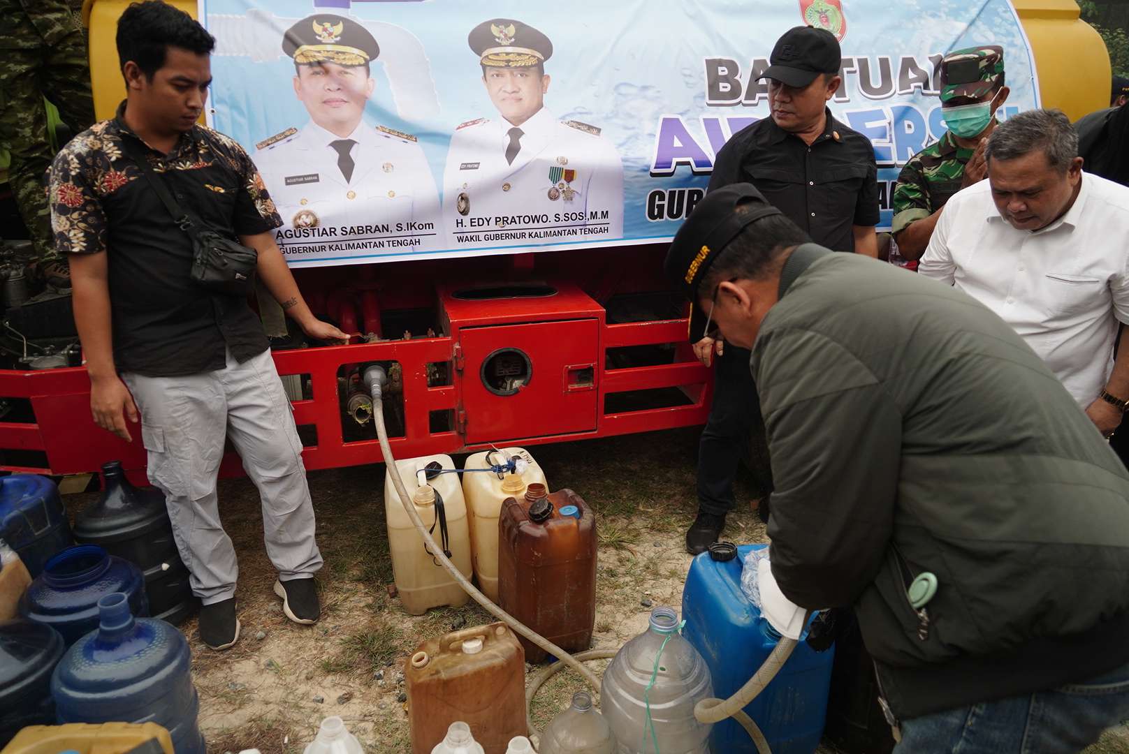 Gubernur Agustiar Sabran Salurkan Ribuan Bantuan dan 50 Ribu Liter Air Bersih untuk Warga Kapuas