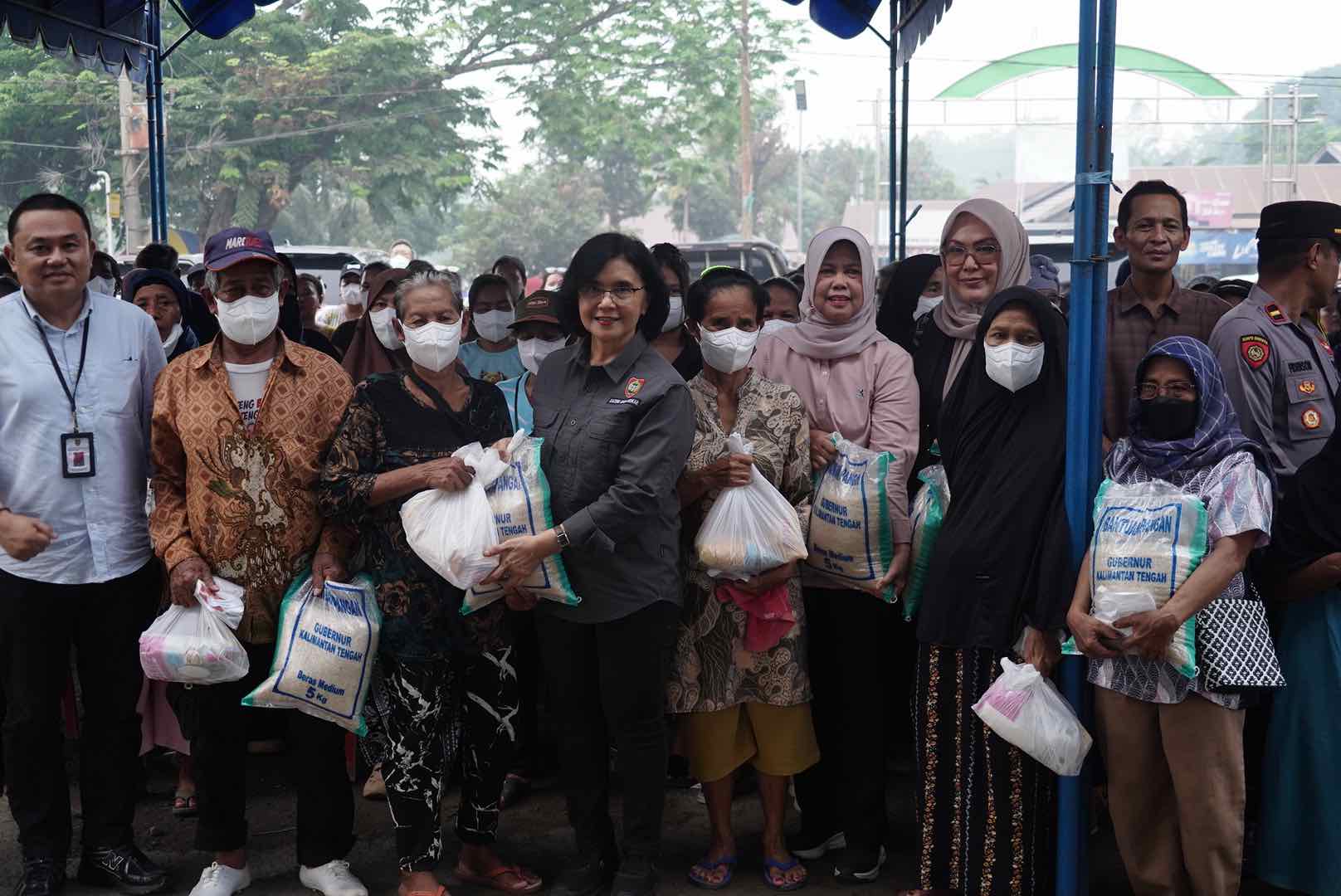 Gubernur Agustiar Sabran Salurkan Bantuan Pangan, Masker, Vitamin dan Air Bersih di Pulang Pisau