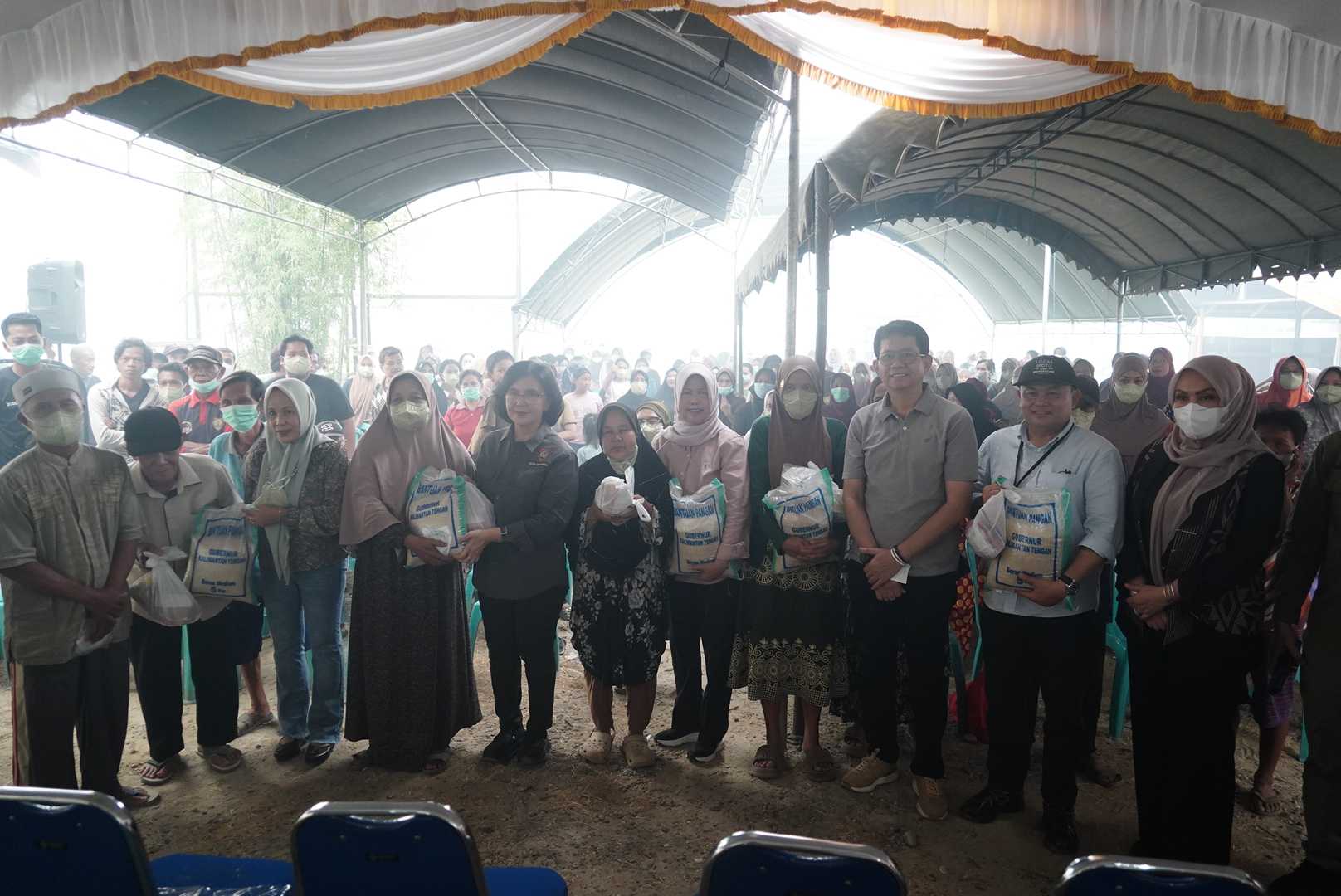 Gubernur Agustiar Sabran Salurkan Bantuan Pangan, Masker, Vitamin dan Air Bersih di Pulang Pisau