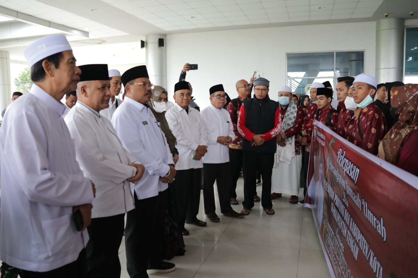 Lepas 27 Jamaah Umrah, Sekda Nuryakin Sampaikan Pesan Gubernur Untuk Mendo`akan Kalteng