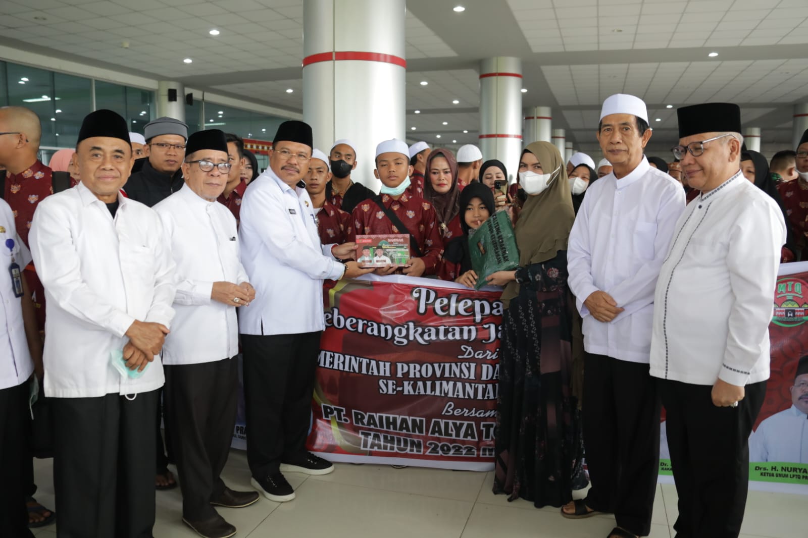 Lepas 27 Jamaah Umrah, Sekda Nuryakin Sampaikan Pesan Gubernur Untuk Mendo`akan Kalteng