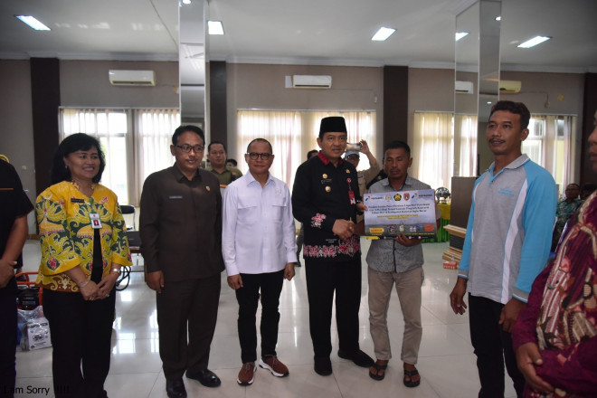 518 Petani Kobar Terima Paket Bantuan Pompa Air Berbahan Bakar Gas
