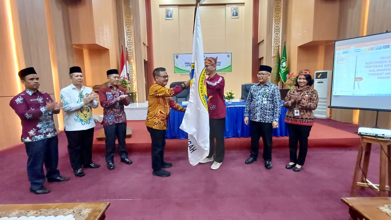 Sahli Herson B Aden Lepas Kontingen Swayamvara Tripitaka Gatha XI Provinsi Kalteng ke Magelang