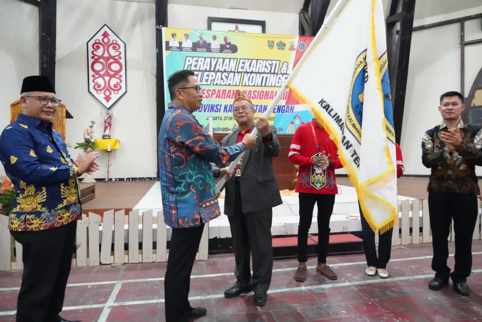 Kepala Bappedalitbang Leonard S Ampung Lepas Kontingen Pesparani Provinsi Kalteng Ikuti Ajang Nasional