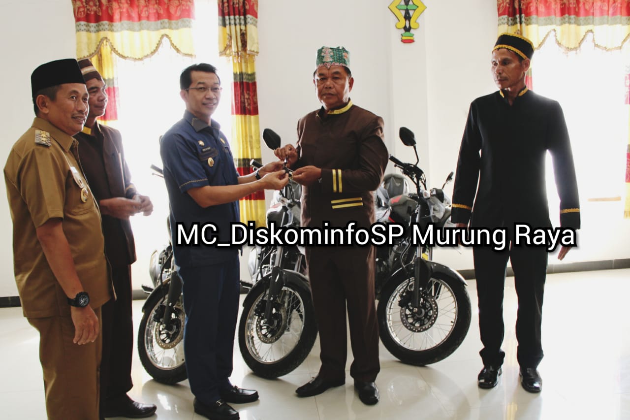 Bupati Murung Raya: Menyerahkan 3 Unit Sepeda Motor  Oprasional Pemangku Damang