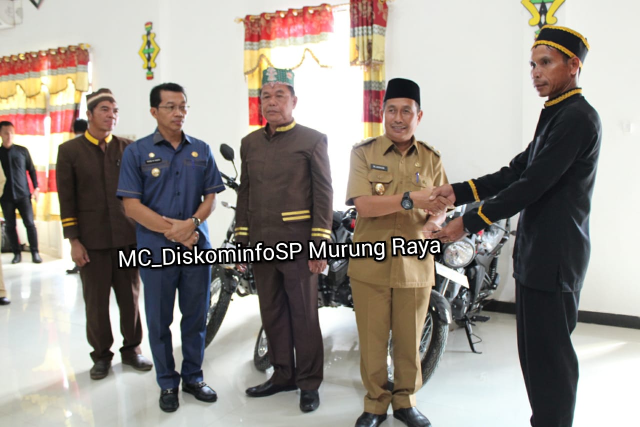 Bupati Murung Raya: Menyerahkan 3 Unit Sepeda Motor  Oprasional Pemangku Damang