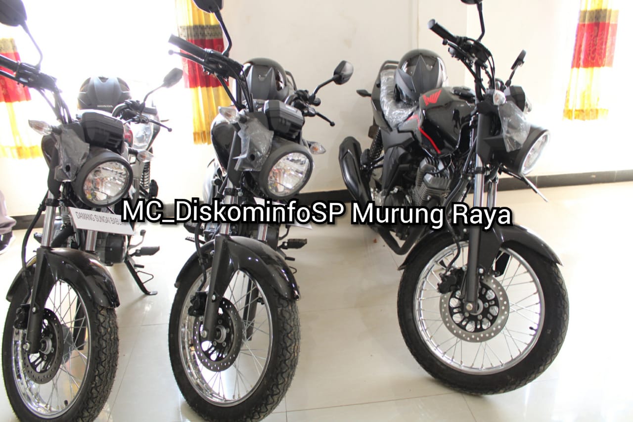 Bupati Murung Raya: Menyerahkan 3 Unit Sepeda Motor  Oprasional Pemangku Damang