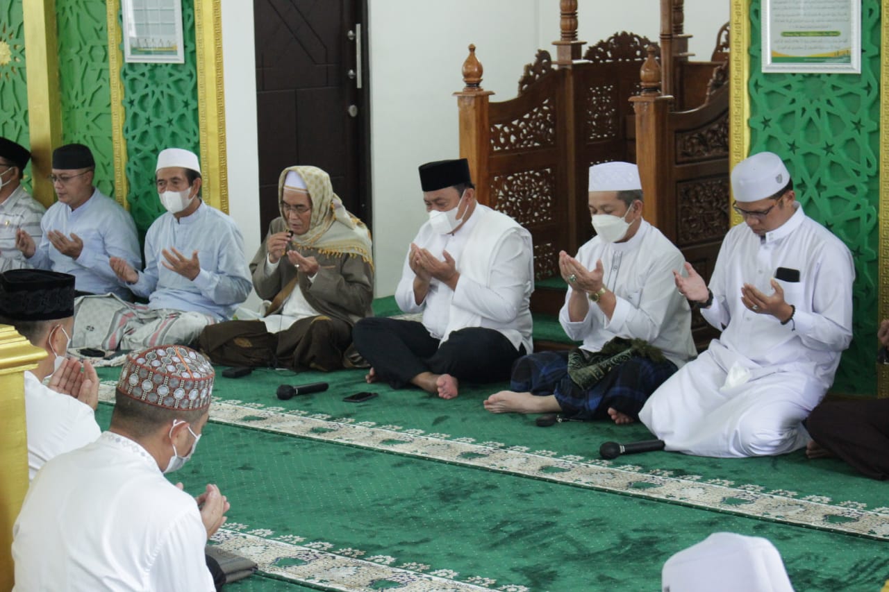 Wagub H. Edy Pratowo Salat Jumat Perdana di Masjid Al-Amanah Kantor Gubernur Kalteng
