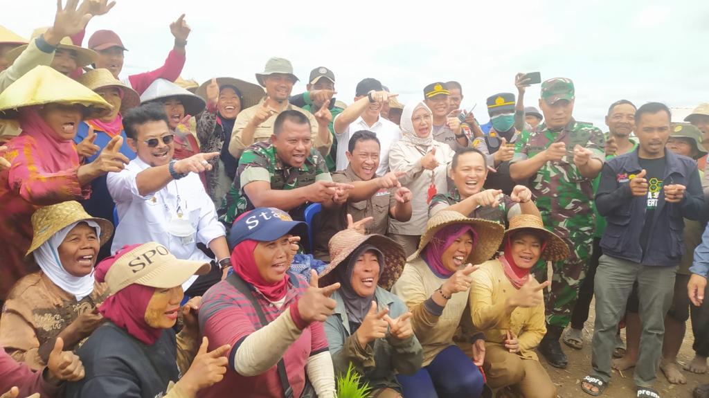 Percepat Tanam Lahan Ekstensifikasi Kawasan Food Estate, Mentan Didampingi Wagub Kalteng Tanam Padi di A5 Dadahup