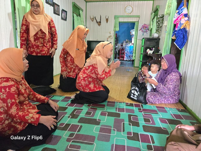 Silaturahmi dengan Lansia Pensiunan ASN, DWP Kab. Barsel Lakukan Anjangsana