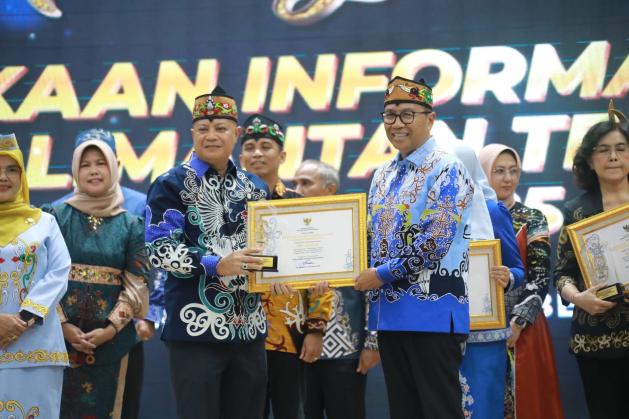 Dinas PMD Prov. Kalteng Berhasil Raih Peringkat 3 Badan Publik Perangkat Daerah Informatif pada Anugerah Keterbukaan Informasi Publik Prov. Kalteng Tahun 2025