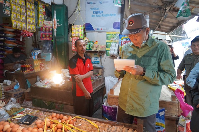 Sahli Gubernur Yuas Elko Bersama Satgas Pangan dan TPID Kalteng Lakukan Pemantauan Harga Pangan di Pasar Tradisional  di Kota Palangka Raya 