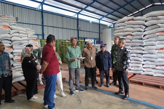 Sahli Gubernur Yuas Elko Bersama Satgas Pangan dan TPID Kalteng Lakukan Pemantauan Harga Pangan di Pasar Tradisional  di Kota Palangka Raya 