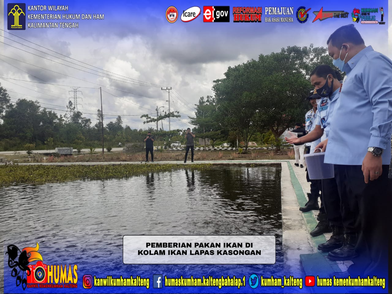 Kepala Biro Humas, Hukum, dan Kerja Sama Sekretariat Jenderal Kementerian Hukum dan HAM RI Panen Perdana Pisang di Lahan Ketahanan Pangan Lapas Kasongan