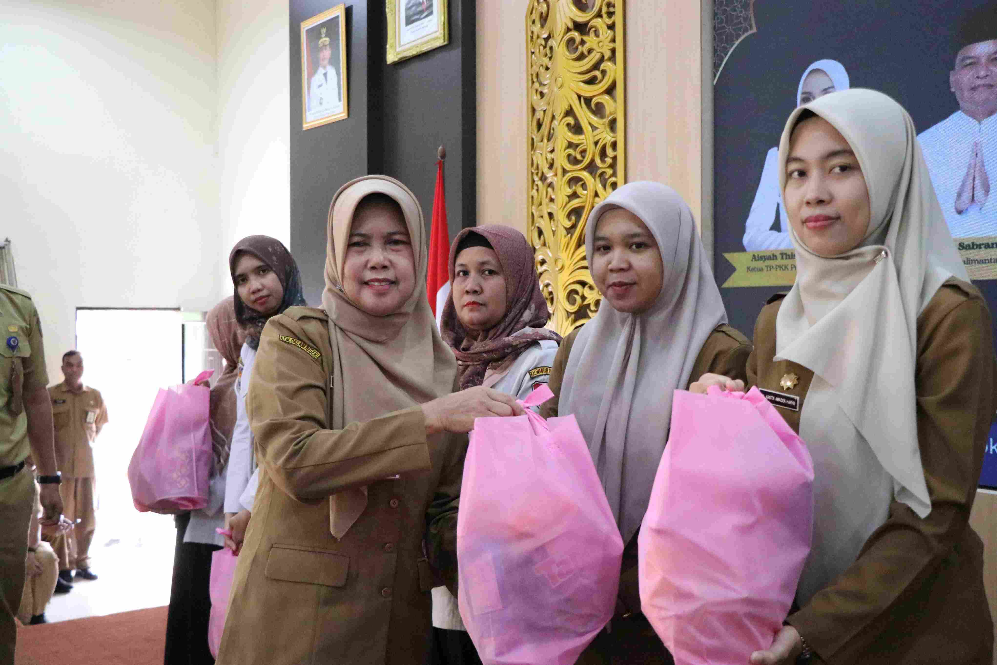 Pererat Kekeluargaan, BKD Prov. Kalteng Selenggarakan Silaturahmi dan Pembagian Bingkisan Menjelang Idulfitri 1446 H