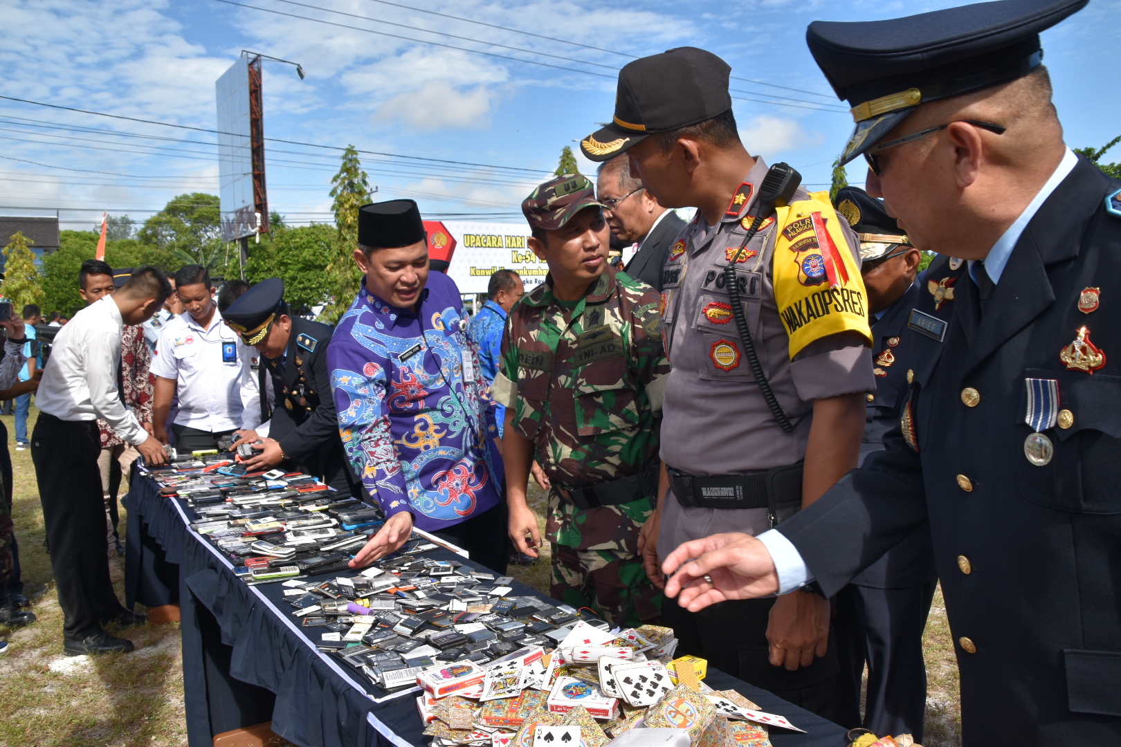 Plt Sekda Kalteng dan Kakanwil Hukum dan HAM Kalteng Melakukan Pemusnahan Barang Sitaan dari Lapas dan Rutan Se-Kalimantan Tengah