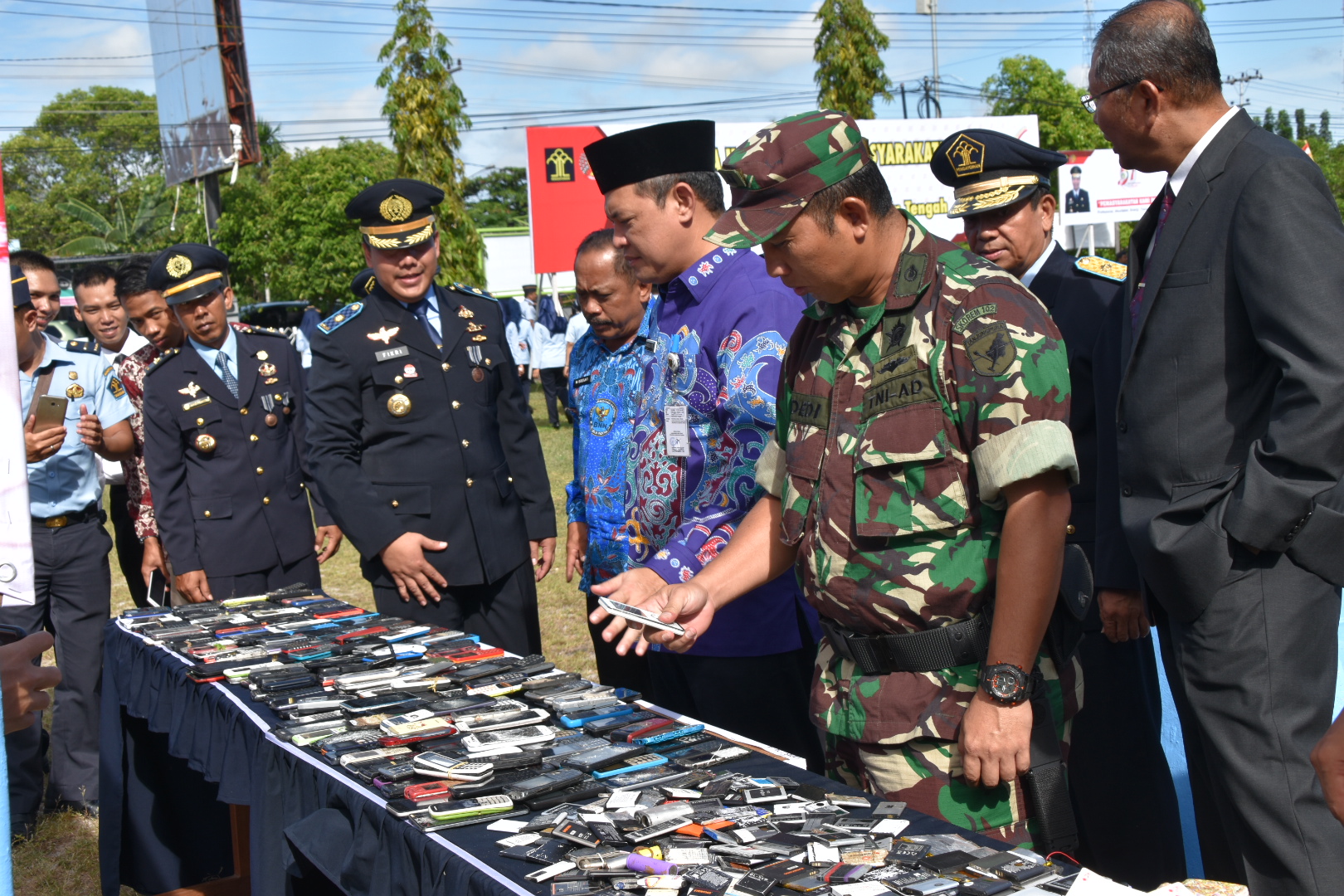 Plt Sekda Kalteng dan Kakanwil Hukum dan HAM Kalteng Melakukan Pemusnahan Barang Sitaan dari Lapas dan Rutan Se-Kalimantan Tengah