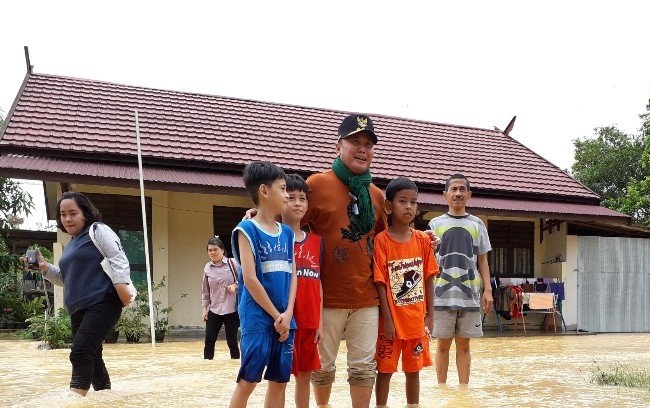 Gubernur Tinjau Kondisi SMAN 1 Tewah Yang Terendam Banjir