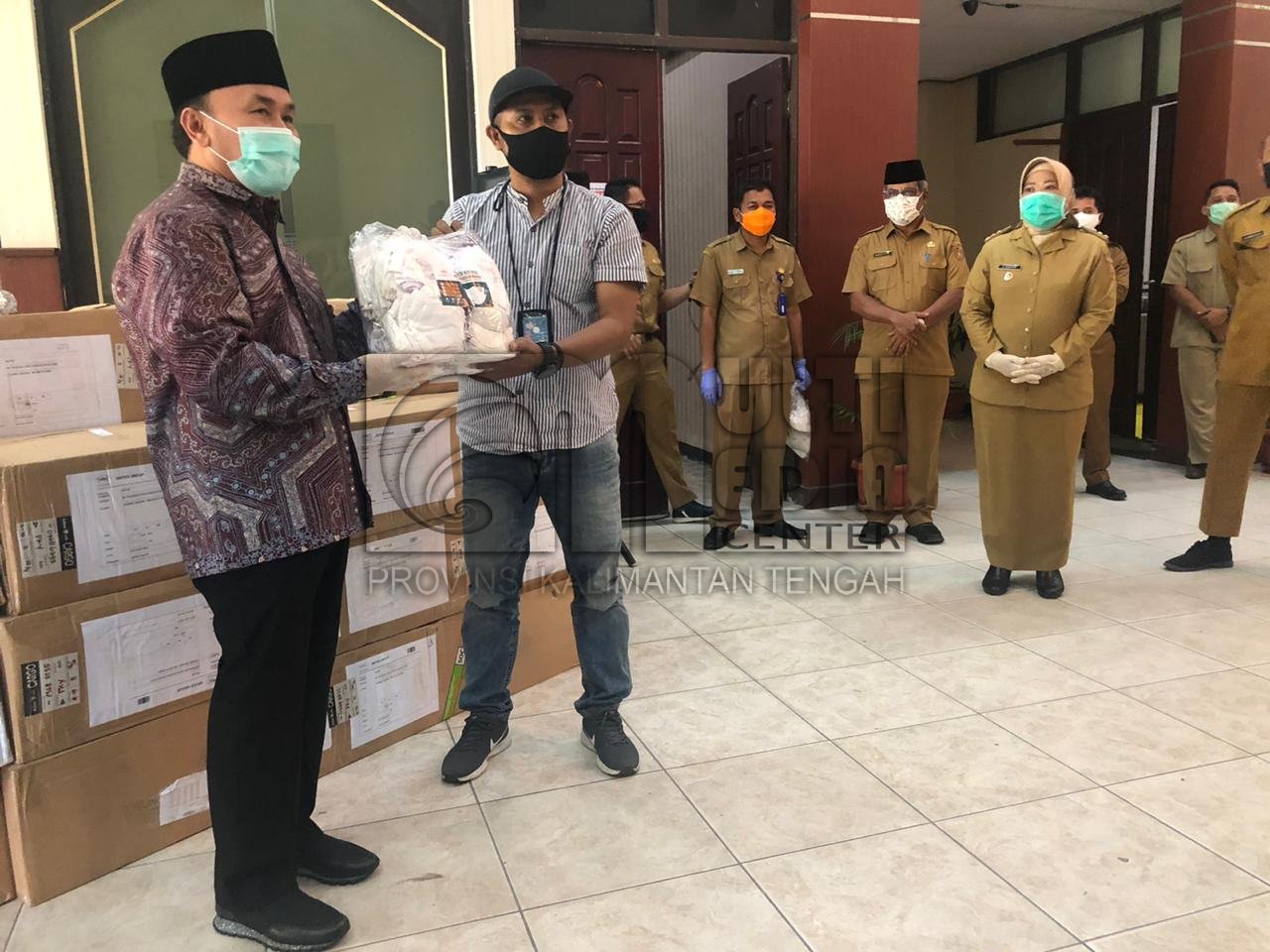 Gubernur Kalteng Serahkan Bantuan Kepada Masyarakat Dan Jurnalis Di Kobar 